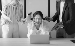 悩んでいる女性 イメージ写真