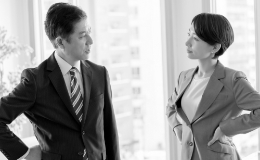 男女が対立している イメージ写真