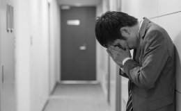 悩んでいる男性 イメージ写真