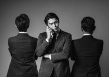 悩んでいる男性 イメージ写真