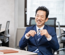 対話をしている男性 イメージ写真