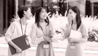 会話をしている女性 イメージ写真