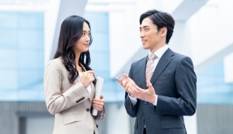 対話をしている男女 イメージ写真