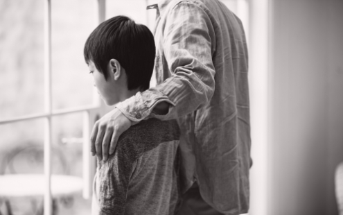 対話をしている男性 イメージ写真