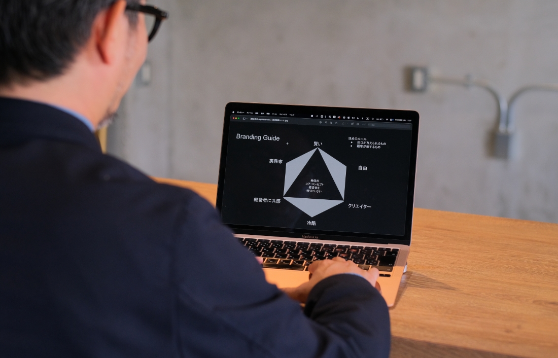 PC作業をしている人を後ろから見た様子