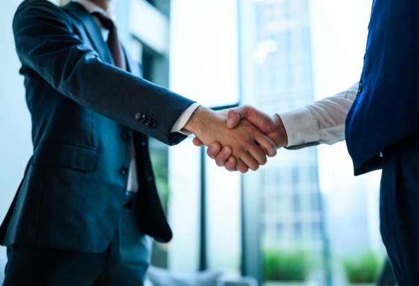 握手を交わすビジネスマン